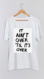 Camiseta IT AIN'T OVER 'TIL IT'S OVER - 100% algodão corte a fio branca