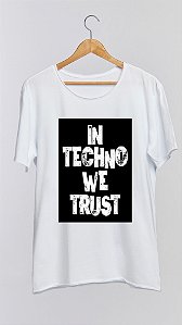 Camiseta IN TECHNO WE TRUST - 100% algodão corte a fio branca