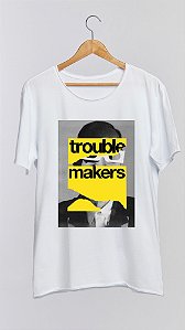 Camiseta TROUBLE MAKERS - 100% algodão corte a fio branca