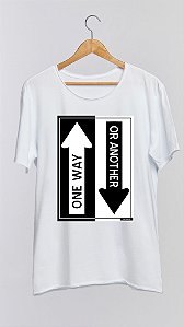 Camiseta ONE WAY OR ANOTHER - 100% algodão corte a fio branca