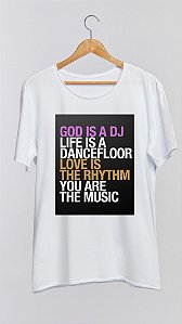 Camiseta GOD IS A DJ - 100% algodão corte a fio branca