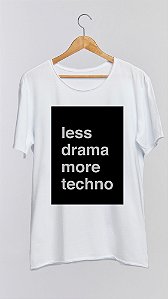 Camiseta LESS DRAMA MORE TECHNO - 100% algodão corte a fio branca
