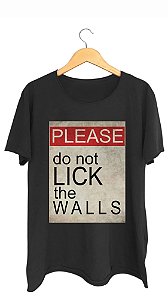 Camiseta PLEASE DO NOT LICK THE WALLS - 100% algodão corte a fio preta