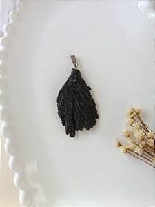 Pingente Pedra Bruta Cianita Negra(vassoura de bruxa) - Proteção, Aterramento e Segurança