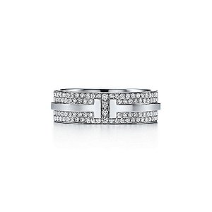 Aliança de compromisso com detalhes em pedra