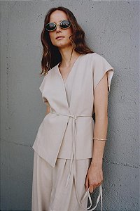 Colete Zara Bege de Linho Modelo Cruzado