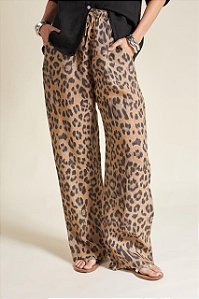 Calça Le Chic Onça Modelo Pantalona