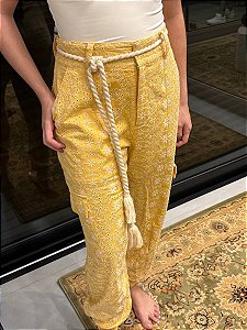 Calça Mixed Amarela Modelo Cenoura
