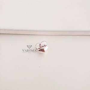 Berloque com formato de coração com escrita "Love" em resina vermelha em prata 925