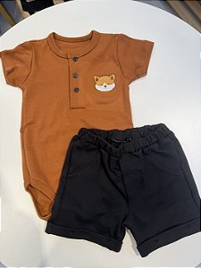 CONJUNTO BODY MANGA CURTA COM BOTÕES TEMA FRIENDS E SHORT MINI BEAR