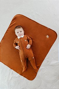 MACACÃO MANGA LONGA COM GOLA E PÉZINHO TEMA FRIENDS MINI BEAR