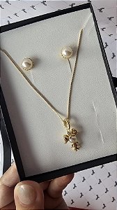 Mix Colar com Pingente Menina e Par de Brincos Pérolas