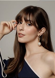 Brinco perola e bola dourada