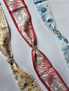 Lenço de Pescoço com Pingente Charm Passante