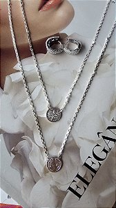 Mix Escapulario e Brinco Argola Clic Cravejada