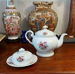 Bule e mantegueira em porcelana Real.