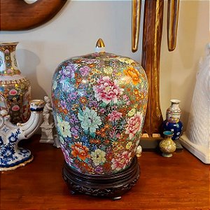 Grande potiche em porcelana Oriental.