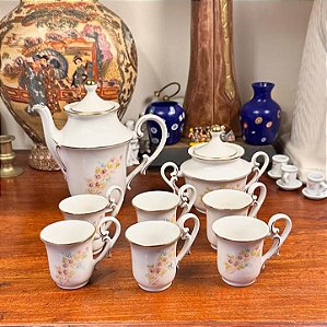 Conjunto em porcelana para café.
