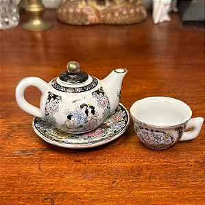 Mini bule e mini xícara em porcelana chinesa.