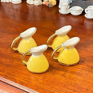 Mini jarras em cerâmica amarela.