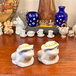 Saleiro e pimenteiro em porcelana Ceramarte "Avon".