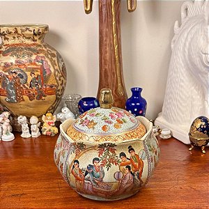 Antigo e raro potiche em porcelana oriental.