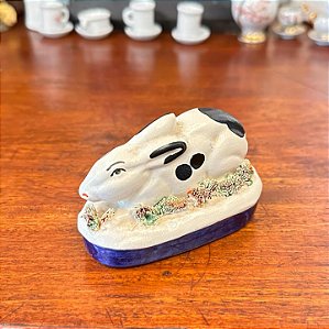 Bibelô em porcelana inglesa de Staffordshire