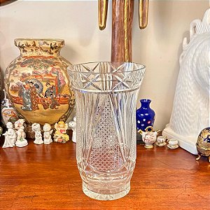 Majestoso vaso em cristal lapidado.