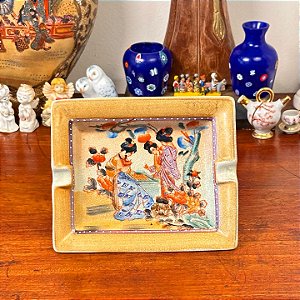 Antigo cinzeiro em porcelana oriental.