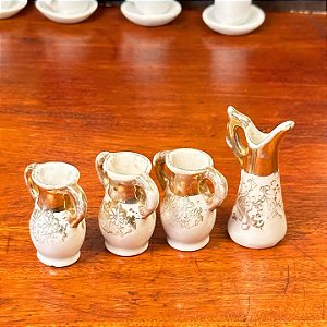 Conjunto com 4 mini vasos em porcelana.