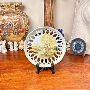 Prato frenestrado pintado à mão