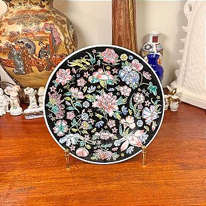Prato decorativo em porcelana chinesa.