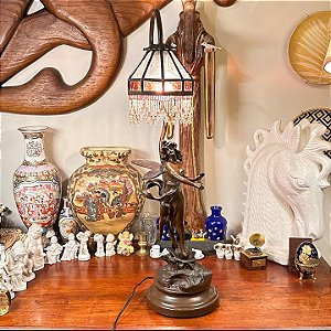 Antiga luminária de mesa em Petit Bronze