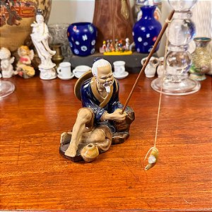 Escultura pescador em porcelana