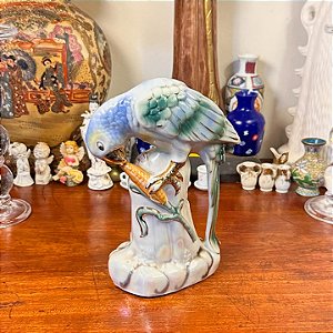 Escultura "ararinha" em porcelana anos 50.