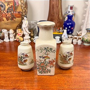 Conjunto de pequenos vasos em porcelana japonesa.