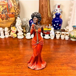 Escultura linda mulher cantando.