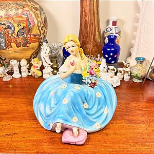 Escultura ‘Dama’ em porcelana.