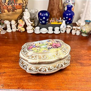 Deslumbrante caixa porta jóias em porcelana DD.