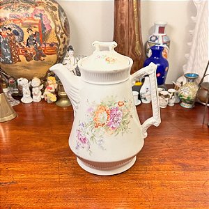 Antigo bule em porcelana