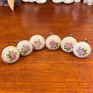 Conjunto com 6 antigos puxadores em porcelana.