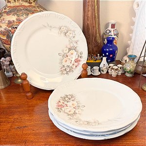 Conjunto com 4 pratos rasos em porcelana Schmidt.