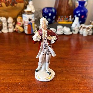Bibelô em fina porcelana.