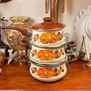 Conjunto com 3 antigas panelas Mãe Ágata.