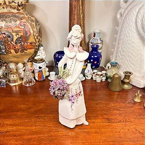 Elegante escultura em porcelana