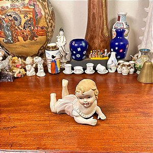Bibelô bebê em porcelana fria.
