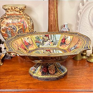 Magnífico centro de mesa em porcelana estilo inglês.