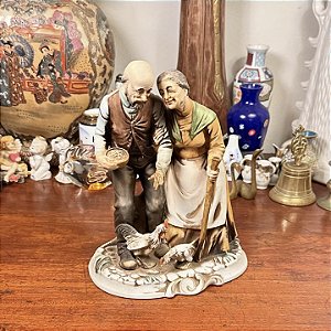 Antiga escultura em porcelana fria japonesa.