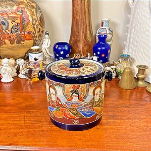 Potiche em porcelana japonesa no estilo ‘casca de ovo’.
