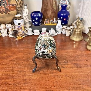 Antigo ovo decorativo em cloisonné.